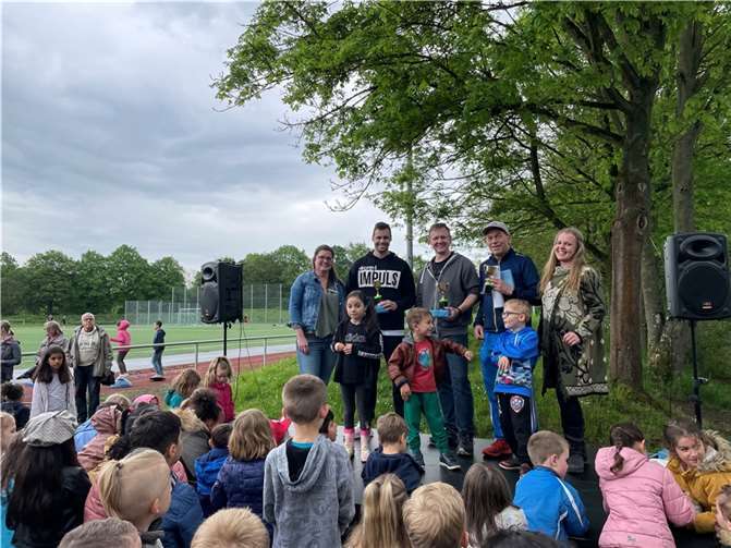 Eltern und Kitakinder waren hellauf begeistert vom Sozialraumprojekt in Heddesdorf und bedankten sich bei den Organisatoren (von links) Marina Frenzel, Kita-Sozialarbeit HTZ, Christopher Pilz, Dance Studio Impuls, Benjamin Barkow, Judo Club Neuwied, Stefan Puderbach, Bewegungsmanager Kreis Neuwied, und Viktoria Nachtigall, Kita-Sozialarbeit HTZ. Foto: Ev. Kita Pusteblume/Svenja Strotkamp