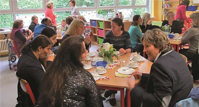Eltern und OGS-Mitarbeiter tauschen sich beim Elterncafé aus. OGS Merl