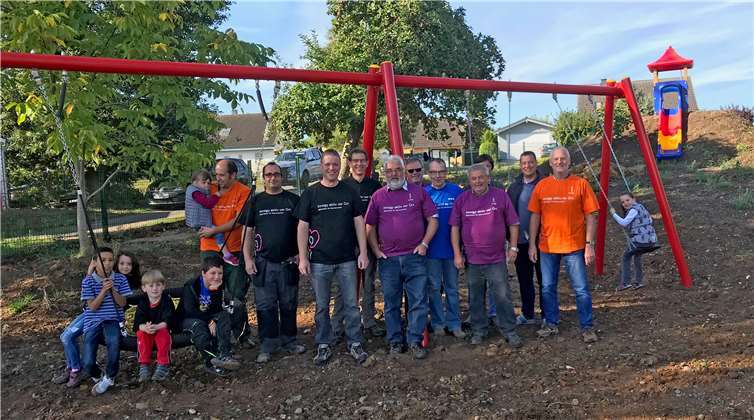 Eltern und freiwillige Helfer krempelten die Ärmel hoch und stellten eine neue Schaukel auf dem Spielplatz in Brieden auf. Privat