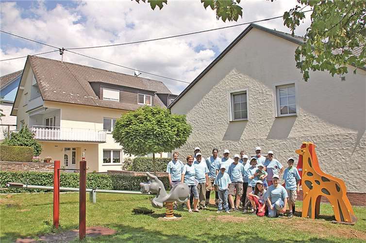 Eltern und freiwillige Helfer krempelten die Ärmel hoch und stellte neue Spielgeräte auf dem Gemeindespielplatz in Möntenich auf. privat