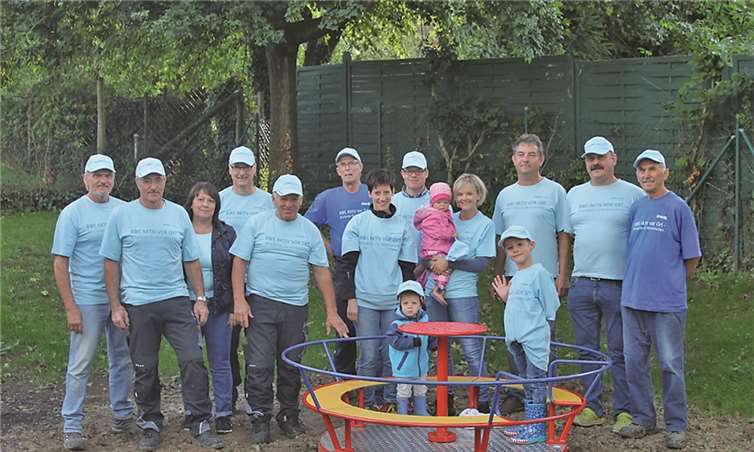Eltern und freiwillige Helfer krempelten in Büschhöfe die Ärmel hoch und erweiterten den Kinderspielplatz in Büschhöfe um ein neues Spielgerät.privat