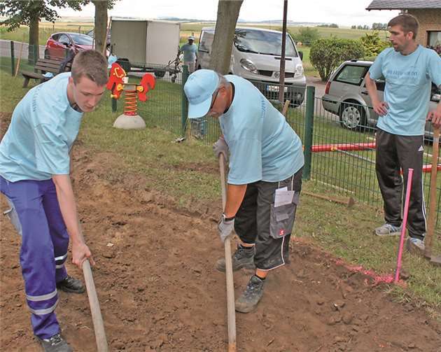 Eltern und freiwillige Helfer krempelten in Naunheim die Ärmel hoch und legten einen neuen Spielplatz neben der Grillhütte auf dem Freizeitgelände an: Dazu wurden zunächst die Fundamente für die Spielgeräte ausgehoben.