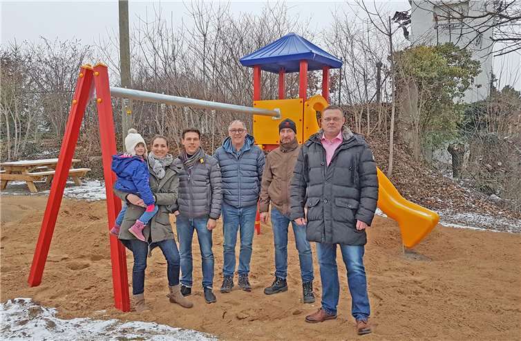 Eltern und freiwillige Helfer krempelten in Saffig die Ärmel hoch und errichteten einen Kletterturm mit Rutschbahn und Schaukeln auf dem Spielplatz „Am Wasserwerk“. Die Kids freuen sich über die neue kindgerechte Attraktion. Foto: innogy