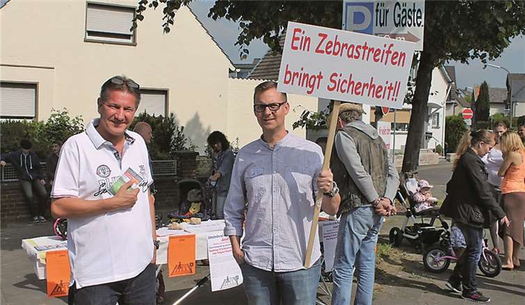 Eltern wendeten sich mit Plakaten und Unterschriftenlisten in Heimerzheim an die Öffentlichkeit.privat