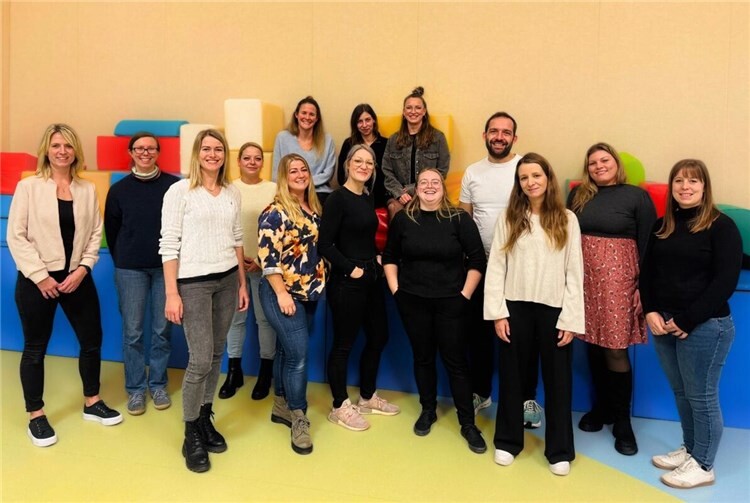Elternausschuss der Kita St. Nikolaus Mendig. Stehend (v. l. n. r.): Andrea Held, Sabrina Föhrmann, Christina Müller, Inga Lang, Elizabeth Rupprath, Virgina Grabitz-Miske, Bianca Kern, Julian Schwabe, Angela Veling, Sarah Thiele (Kita-Leitung), Alina Grut. Sitzend (v. l. n. r.): Verena Elzer, Lena D’Avis, Sarah Bourmer. Nicht auf dem Foto: Jasmin Hoersch, Simone Ax, Christine Konzer. Foto: privat