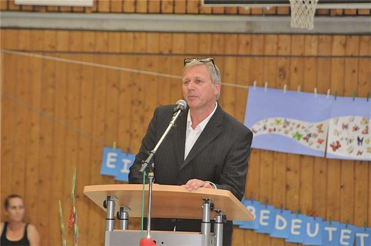 Elternsprecher Dirk Thrien bei seiner launigen Festrede.