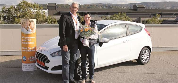 Elvira Balzer hat beim „Globiläums-Gewinnspiel“ den Hauptpreis gewonnen, einen nagelneuen Ford Fiesta. Mit ihr freut sich Uwe Hermann, Geschäftsleiter Globus Koblenz.privat