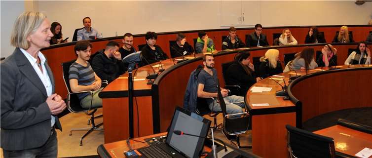 Elvira Hartmeier erläuterte im Sitzungssaal des Historischen Rathauses den zahlreichen jungen Teilnehmern, wie sie richtig mit Geld umgehen. Stadt Andernach/Maurer