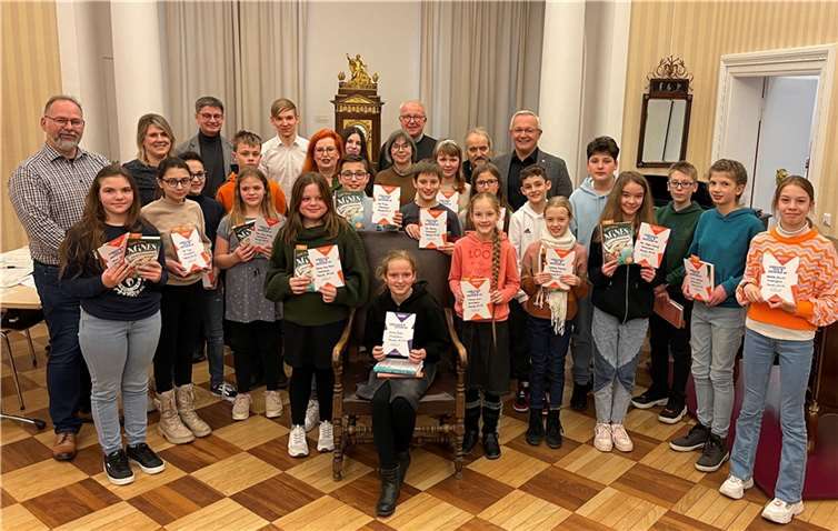 Elwira Müller (im Lesesessel) konnte die Jury im starken Teilnehmerfeld der 19 Schulgewinner am meisten überzeugen.  Foto: Kreisverwaltung Neuwied/Ulf Steffenfauseweh