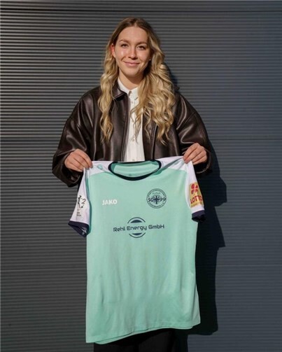 Emelie Hesselbach präsentiert sich mit dem Trikot der SG 99 AndernachFoto: privat