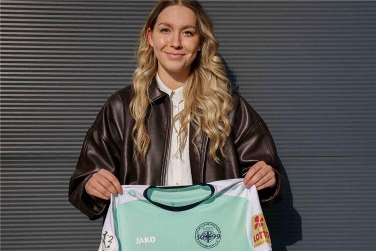 Emelie Hesselbach präsentiert sich mit dem Trikot der SG 99 AndernachFoto: privat