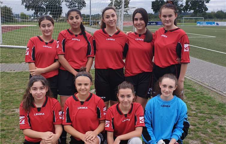 Emelli Derksen, Raquel Vogel, Rinesa Alija, Aysani Ibo, Arnita Brahaj, Alejna Ljuma, Laura Chartschenko, Gizem Baltaci und Selin Atasever sind sehr stolz auf ihre hervorragende Leistung. Foto: privat