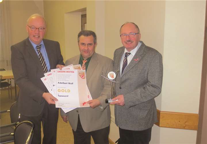 Emil Müller (r.) und Dirk Haerten (l.) gratulierten Adalbert Wolf. privat