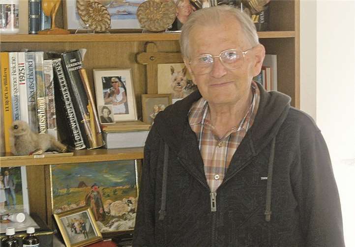 Emil Pieczka stellt seine Bilder beim Sommerfest aus. privat