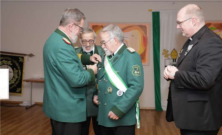 Emil Vogt verleiht Wilhelm Ippendorf den Goldenen Stern zum St.-Sebastianus-Ehrenkreuz.CEW