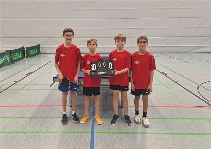 Zweite Tischtennis-Mannschaft von Niederzissen setzt Höhenflug fort Emil und Oskar Schwarz, Tim Porz und Balint Ulmer mit einem „sweep“ gegen Mendig.