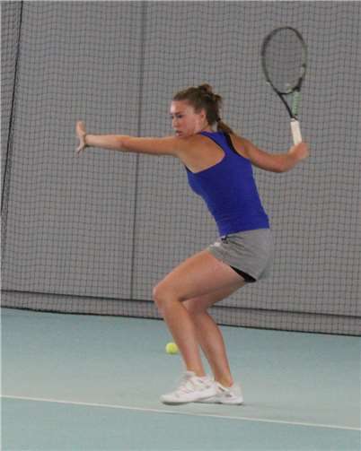 Emilia Feodorovici vom TC Mülheim-Kärlich mit dynamischer Vorhand.privat