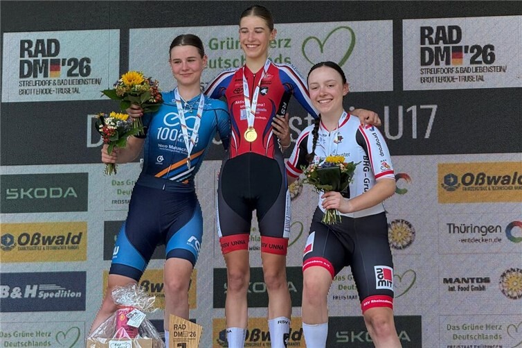 Emilia Pauli ist Deutsche Vizemeisterin im Straßenradfahren. Von links: Emilia Pauli (RCW Ko.-Arzheim), Nuria Sophie Müller (RSV Unna), Viola Scharpey (RSV Rheinzabern)