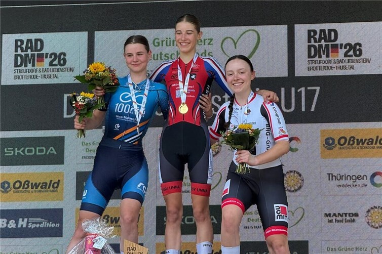 Emilia Pauli ist Deutsche Vizemeisterin im Straßenradfahren. Von links: Emilia Pauli (RCW Ko.-Arzheim), Nuria Sophie Müller (RSV Unna), Viola Scharpey (RSV Rheinzabern)