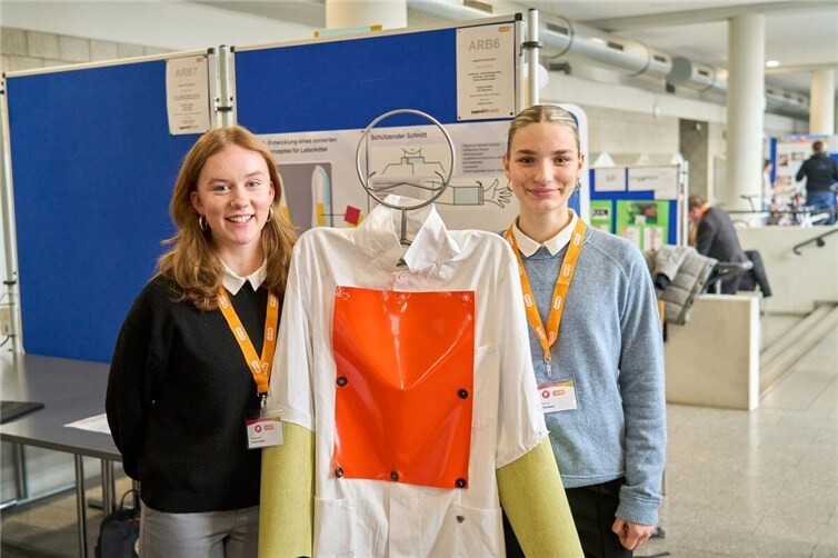 Emilia Schäfer (links) und Lilli Wambach konzipierten einen Laborkittel, der besser vor Hitze, Flammen und Flüssigkeiten schützen soll.