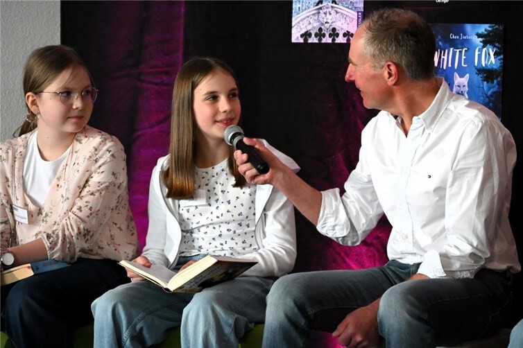 Emilia vom Antoniuskolleg in Neukirchen-Seelscheid stellt Moderator Andreas Moh ihr Buch „Nelly Emberwing“ vor.