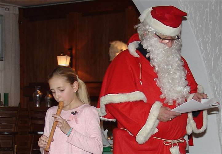Emilie gab auf ihrer Flöte, zur Begeisterung aller Anwesenden, das Weihnachtslied „Jingle Bells“ zum Besten.