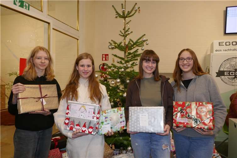 Emilija Butkeviciute, Sophia Marx, Anna Zimmerschied und Isabella Heinrich (v.l.) aus der Jahrgangsstufe 12 übergaben stellvertretend für die Schülerschaft des Eichendorff-Gymnasiums Päckchen an die Mitarbeiter des Malteser Hilfsdienstes. Foto: Hansjörg Schütz