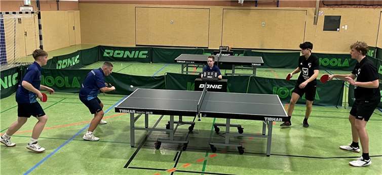 Emilio Rippel und Fabian Jakobs im Doppel gegen den SV Windhagen.  Foto: privat