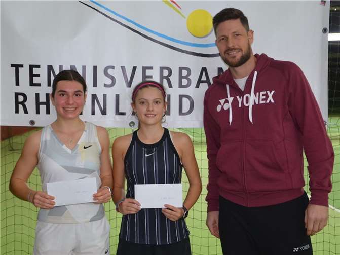 Emily Eigelsbach (Mitte) mit ihrer Damen-Finalgegnerin Jil Hassinger vom TC Mülheim Kärlich und Sportwart Tennisverband Rheinland Christian Klapthor. Fotos: privat