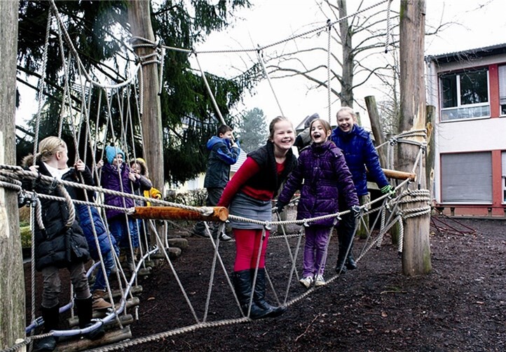 Emily, Katharina und Liliana (vorne r.) freuen sich über die wieder instand gesetzte Seillandschaft. Aus ihrer Sammelaktion als „Angry Birds“ hatten sie knapp 200 Euro zur Reparatur beigesteuert. Gemeinde Wachtberg