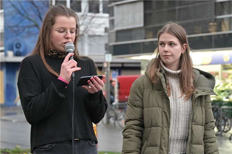 Emma Bechtoldt (li.) und Paula Vetter mit einleitenden Worten zur Veranstaltung.