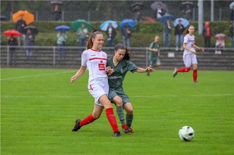 Emma Brandt (weißes Trikot) und die U 17-Juniorinnen des SC 13 müssen weiterhin auf den ersten Heimsieg in der aktuellen Saison der U 17-undesliga warten. Foto: Guido Kölzer
