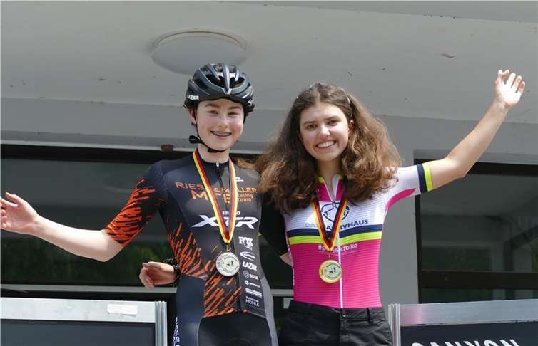 Emma Gasthauer mit der Zweitplatzierten Rosalie Sporn aus Mainz. Fotos: privat