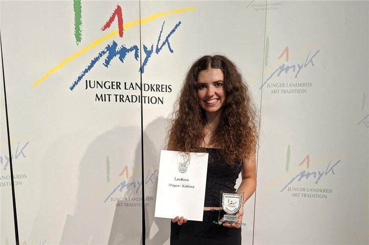Emma Gasthauer stolz mit Urkunde und Pokal
