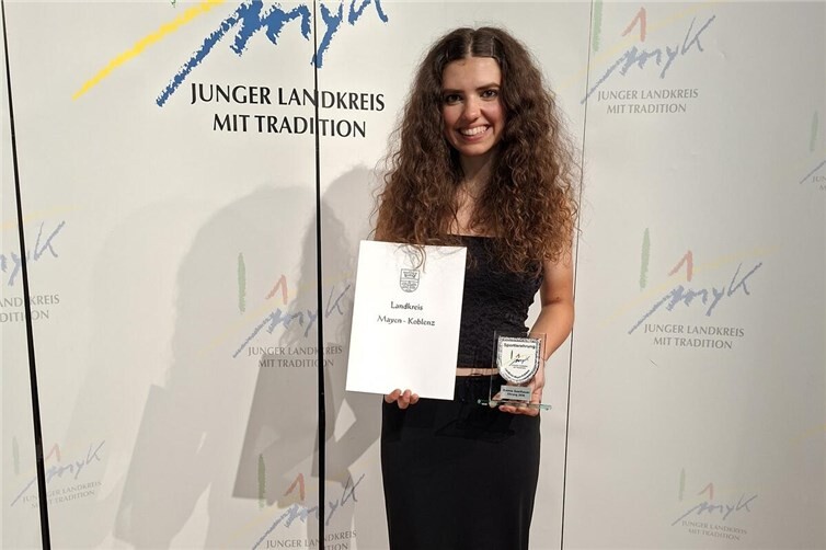 Emma Gasthauer stolz mit Urkunde und Pokal.