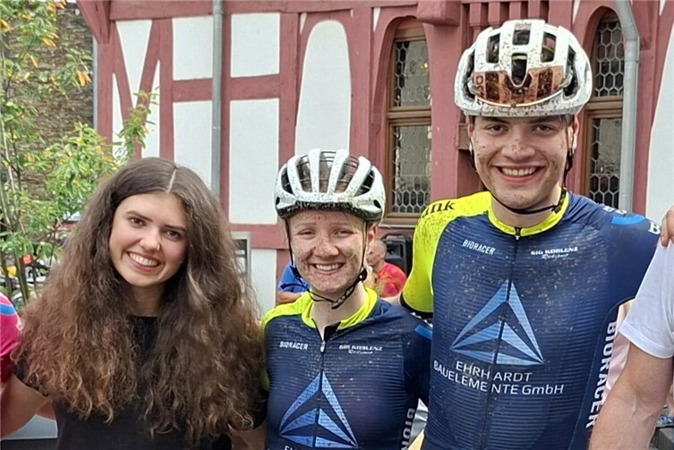 Emma Gasthauer und die Geschwister Natalie und Julian Griebel sichtlich zufrieden nach ihren Rennen