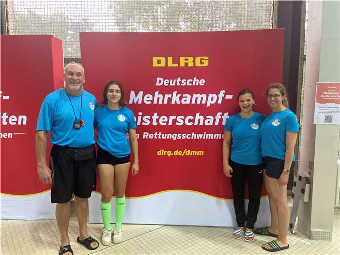 Emma Pretz und Elisa Groß, begleitet von Trainerin Kathrin Fasch und Co-Trainer Fred Pretz. Quelle: DLRG Vallendar