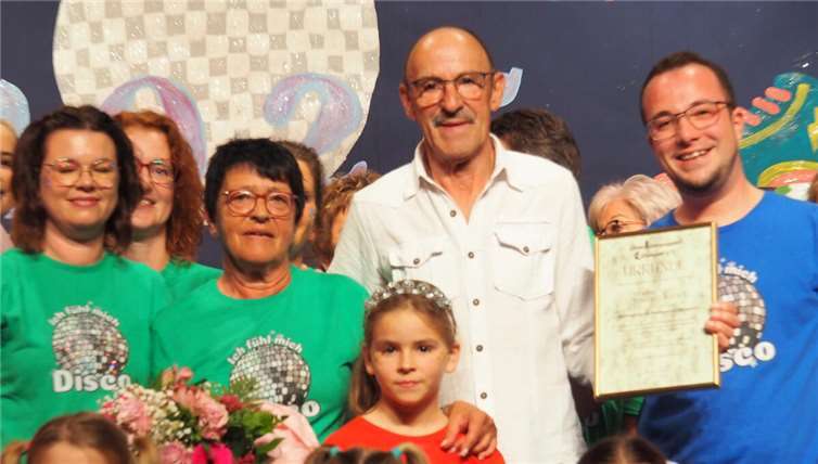 Emotional wurde es bei der Ernennung zu Ehrenmitgliedern für ihre immensen Leistungen durch den Vorsitzenden der Tanzgruppe v.r. Markus Elzer an Edmund und Beate Dietrich.