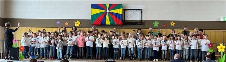 Emotional wurde es beim Schlusslied in der Masburger Turnhalle nicht nur für die scheidende Rektorin, sondern auch für die gesamte Schulfamilie der Schieferland Grundschule Laubach-Masburg. Foto: Michael Schweitzer