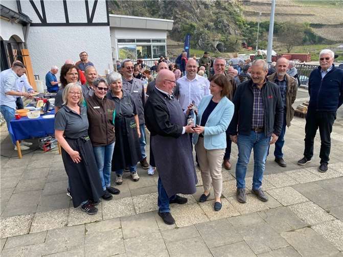 Emotional wurde es danach auf der Terrasse der Genossenschaft. Dort hieß es Abschied nehmen. Zum letzten Mal hatten Dieter Hardt und Bernd Becker vom Caterer „Landwind“ aus Asbach im Westerwald mit ihrem Team die Mayschoßer zum Essen eingeladen. . Fotos: Verbindungsbüro Wiederaufbau Ahr