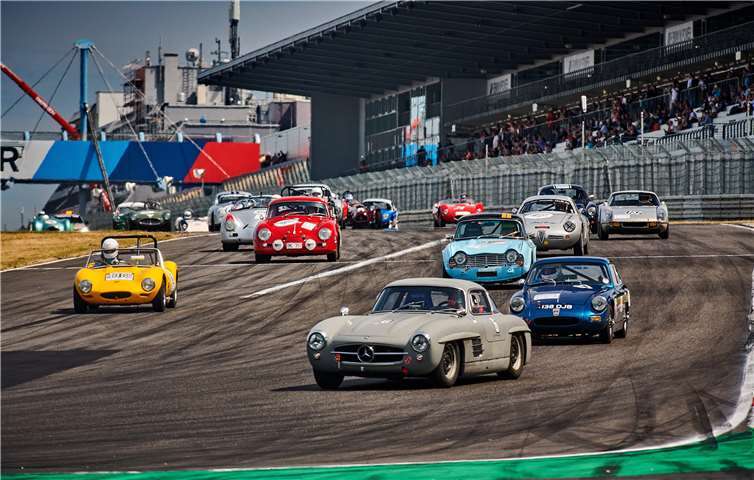 Emotionale Premiere: Zum ersten Mal in diesem Jahr kann der Nürburgring Zuschauer begrüßen. Zum AvD-Oldtimer-Grand-Prix dürfen pro Tag insgesamt 5.000 Besucher das Renngeschehen verfolgen. Copyright: Robert Kah / Nürburgring