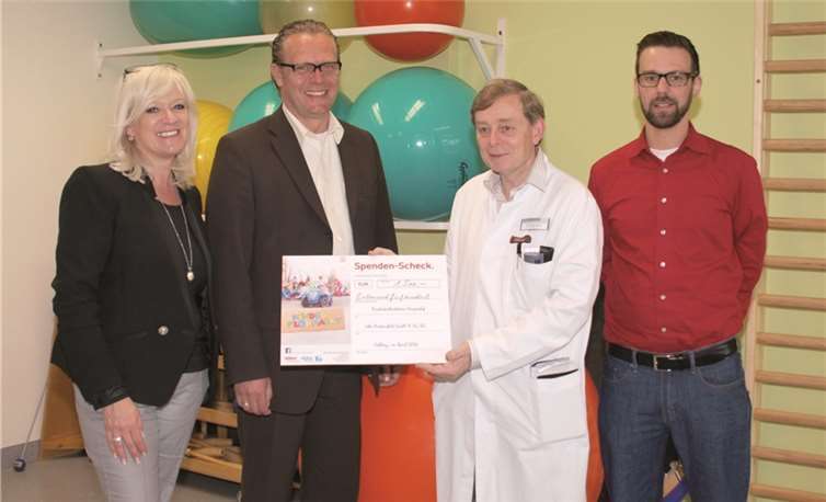 Emotionale Scheckübergabe in der Kinderkrebsstation des Kemperhofs: (v.l.n.r.) Annja Schneider-Knopp (Key-Account BLICK aktuell), Filialleiter Oliver Ehrlich (Toyota Autohaus), Leitender Oberarzt Dr.Rudolf Ferrari (Facharzt für Kinder- und Jugendmedizin) und Florian Sowade (Marketing - Löhr Automobile).
