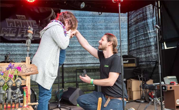 Emotionaler Moment: Martin Reichstein machte seiner Lebensgefährtin Maggy auf der Bühne einen Heiratsantrag.
