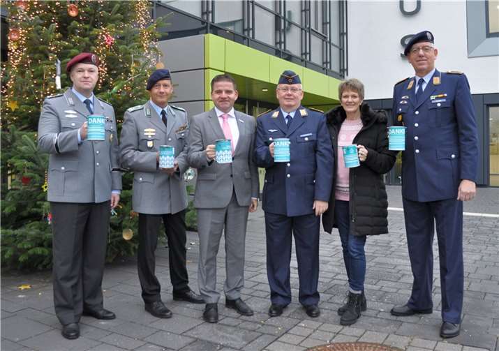 Empfang am Rathaus mit gut gefüllten Spendendosen, von links: Oberleutnant Matthias Puls, Oberstleutnant Michael Schumacher, Bürgermeister Holger Jung, Feldwebel Jörg Effertz, Ursula Schmitz (Leiterin des städtischen Fachbereichs Bürgerbüro, Personenstandswesen, Statistik und Wahlen) sowie Hauptfeldwebel Ralf Lierzer. Foto: Stadtverwaltung Meckenheim