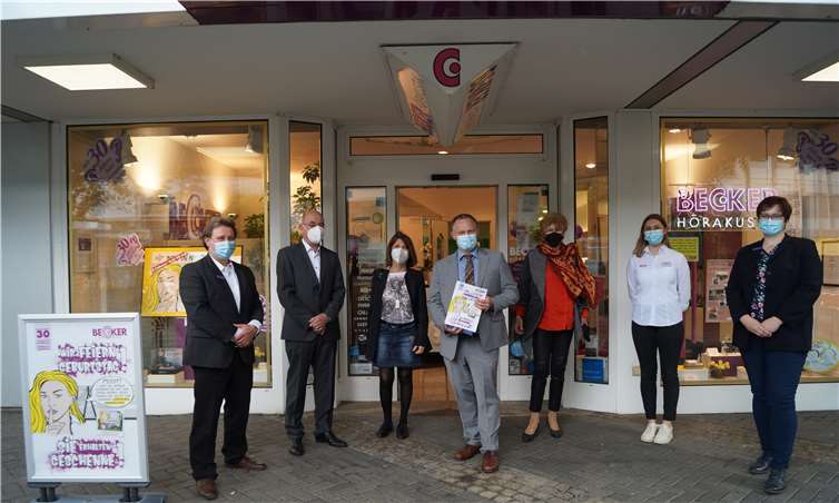 Empfang bei BECKER-Höakustik in Neuwied, v.l.n.r.: Stefan Saul. Dr. med Wolfgang Albrecht, Ute Jung, OB Jan Einig, Brigitte Hilgert-Becker, Carolin Haag und Christina Remy. Die auf dem Plakat links zu sehende Abbildung wurde auch 1992, also vor 29 Jahren, beim Umzug in das neue Fachgeschäft auf einem Großflächenplakat gezeigt.Foto: BECKER-Hörakustik