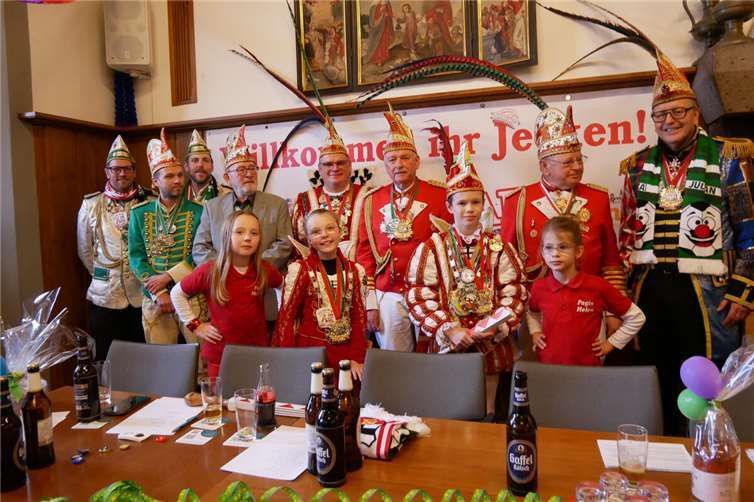 Empfang der Linzer Prinzen, Prinz Kevin I. (hinten, 5. v. links), vor ihm das Kinderprinzenpaar Prinzessin Rosalie (vorne, 2. v. links) und Prinz Henry (vorne, 2. v. rechts).Fotos: CD
