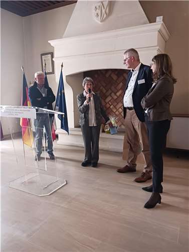 Empfang im Rathaus von Villeneuve lez Avignon, (v.r.) Bürgermeisterin Pascale Bories, Bürgermeister Ludger Banken, die Vorsitzenden der Partnerschaftsvereinigungen Hedwig Schmitt-Wojcik und Philippe Gallo.