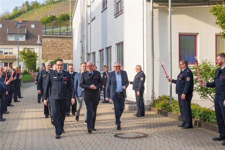 Empfang von Bürgermeister Guido Orthen (M.) mit Stadtwehrleiter Marcus Mandt (l.) und dem Ersten Beigeordneten Peter Diewald (r.)