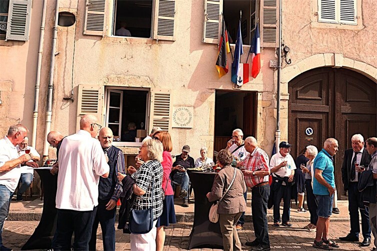 Empfang vor dem Vereinsheim der Amicale de la Marine Beaune.