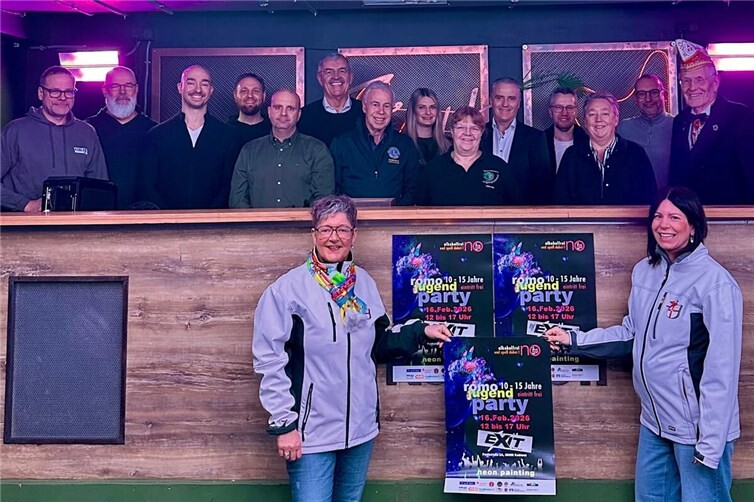 Empore: v.l. Joachim Scholer, Kai Simon, Arne Kurth, Alexander Heiß, Markus Schmitt, Peter Ebeling, Tom Schilling, Natalie Bleser, Heike Nick, Jürgen Jung, Sebastian Müller, BGM Ulrike Mohrs, Andreas Oberanner, Detlef Schöning und vorne: v.l. Sandra Hürter, Vanessa Höfer. Foto: Stadt Koblenz / Susan Krause